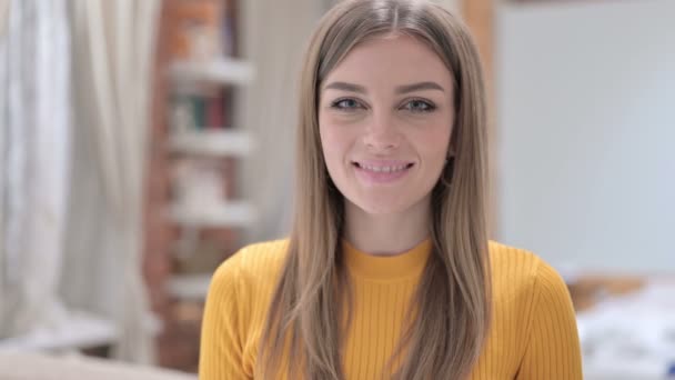 Retrato de una joven atractiva sonriendo a la cámara — Vídeo de stock