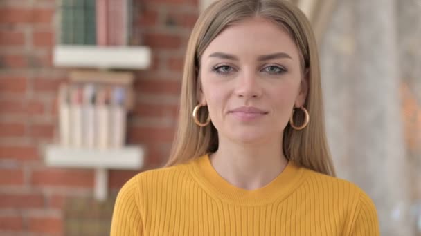 Çekici Genç Kadın 'ın Portresi Kamera' ya El Sallıyor — Stok video