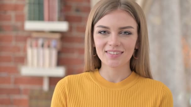 Porträt einer fröhlichen jungen Frau, die ihr Okay gibt — Stockvideo