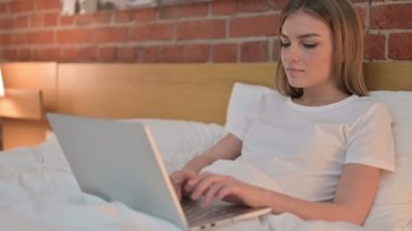 Yatakta Laptop 'ta Çalışan Hırslı Genç Kadın 