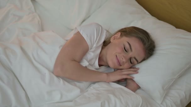 Atractiva joven despertando y levantándose de la cama — Vídeos de Stock