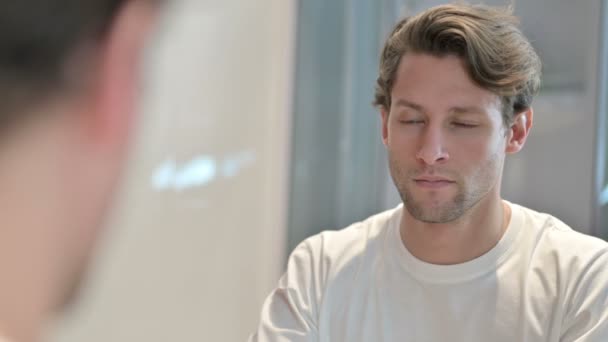Neşeli Genç Adam Aynada Yüzünü Kontrol Ediyor 'un Arka Görünümü — Stok video