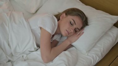 huzur içinde yatakta uyuyan güzel genç kadın 
