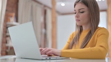 Laptop 'ta çalışan hırslı genç kadın.