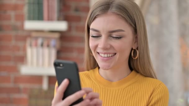 Πορτρέτο της ελκυστική νεαρή γυναίκα χρησιμοποιώντας Smartphone — Αρχείο Βίντεο