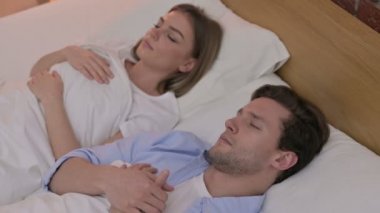 Yatakta Kestiren Güzel Genç Çift