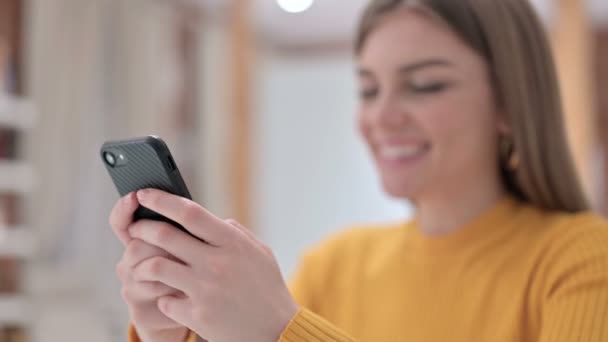 Hände der schönen, kreativen jungen Frau mit dem Smartphone — Stockvideo