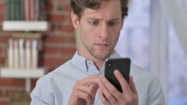 Genç adamın portresi Smartphone 'da şok oldu.