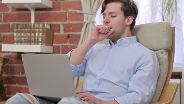 咳をしている病気の若い男 — ストック動画