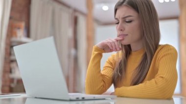 Laptop 'ta Düşünen ve Çalışan Güzel Genç Kadın