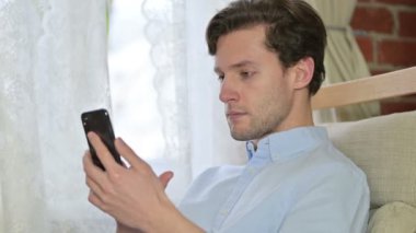 Smartphone 'da kayan Genç Adam Portresi