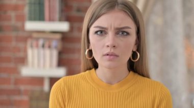 Başarı Kutlaması İçin Heyecanlı Genç Kadın Portresi