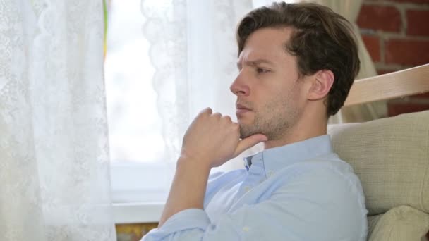 Portrait d'un jeune homme réfléchissant à une idée créative — Video