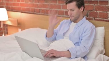 Genç Adam Laptop 'ta Yatakta Video Sohbeti Yapıyor
