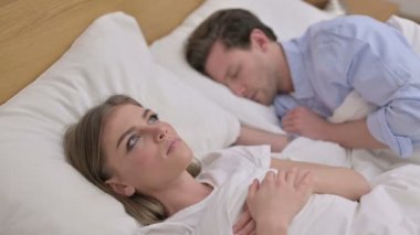 Endişeli Genç Kadın Düşünüyor ve Yatakta Uyumaya Çalışıyor