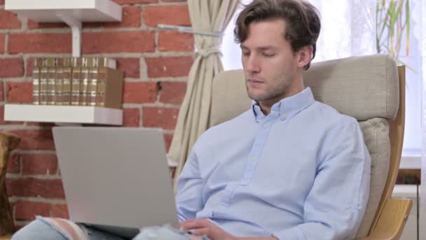 Ambitious Young Man leaving Office Desk — Stock Video