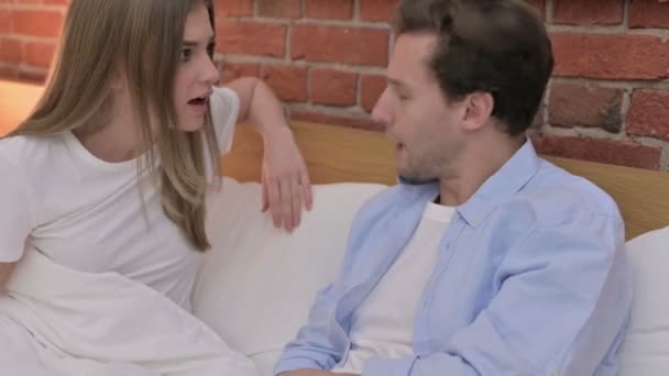 Molesto joven pareja tener argumento en la cama — Vídeo de stock