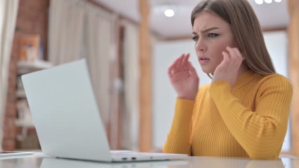 疲倦的年轻女性在办公室头疼 — 图库视频影像