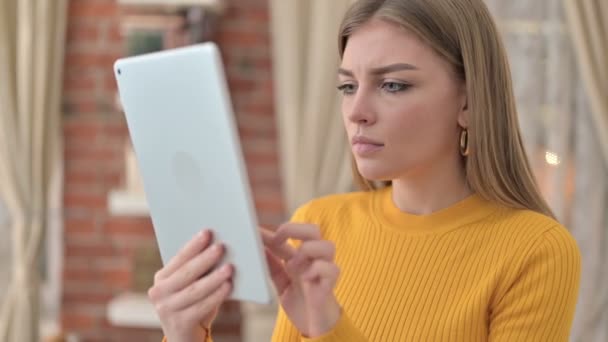 Retrato da jovem mulher sentindo-se chocado em Tablet na cama — Vídeo de Stock