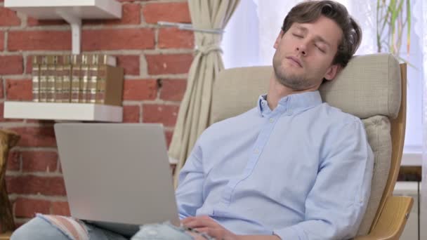 Сонный юноша дремлет в офисе — стоковое видео