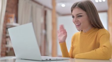 Laptop 'ta Video Sohbeti yapan Güzel Genç Kadın