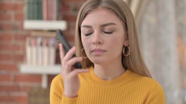 Akıllı Telefonla Konuşan Neşeli Genç Kadın Portresi