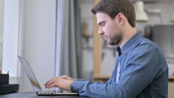 Homem jovem barba mostrando polegares no escritório — Vídeo de Stock