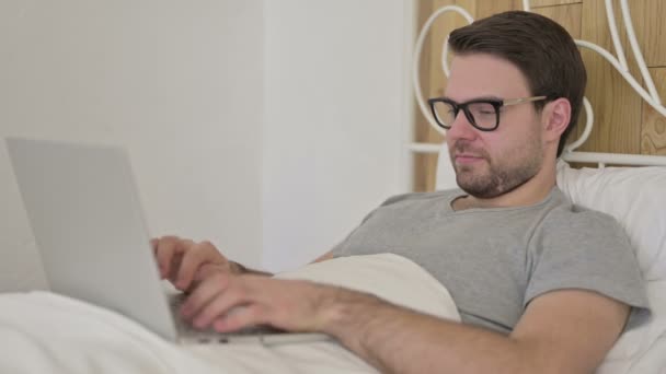 Homem jovem barba dizendo Sim com cabeça Entrar cama — Vídeo de Stock
