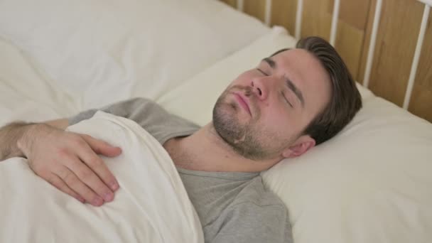 Doente barba jovem tendo tosse na cama — Vídeo de Stock