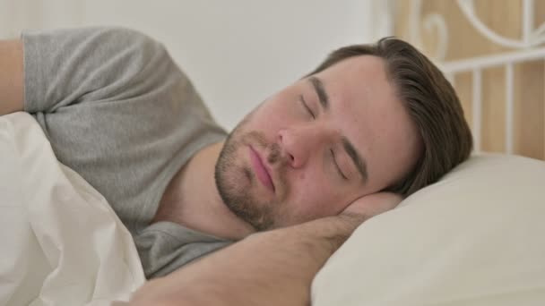 Portret brodatego młodzieńca śpiącego w łóżku — Wideo stockowe