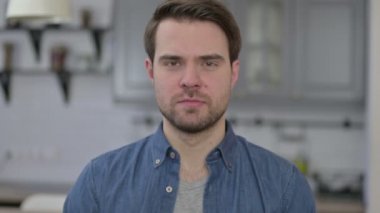 Kızgın Sakallı Genç Adam 'ın portresi Çok yüksek sesle bağırıyor