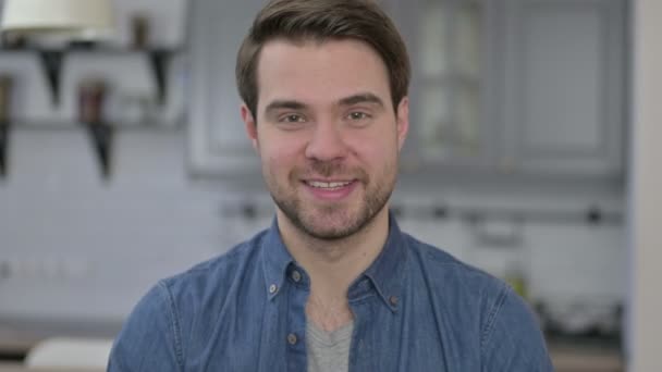 Retrato del joven barba señalando con el dedo e invitando — Vídeos de Stock