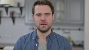 Ofiste Esneyen Uykucu Sakal 'ın Portresi