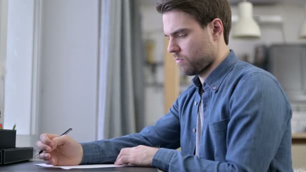 Barba Joven escribiendo documentos en la oficina — Vídeos de Stock