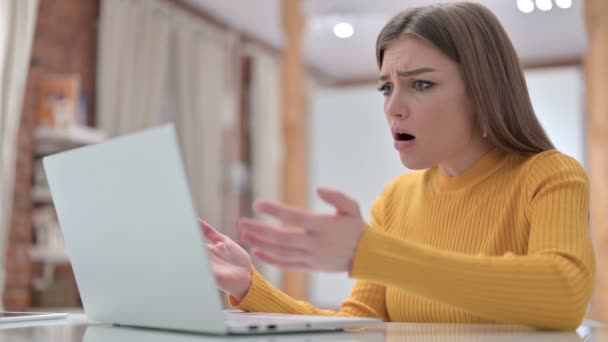 Enttäuschte junge Frau reagiert auf Ausfall am Laptop — Stockvideo