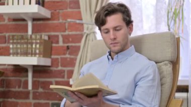 Genç Adam Modern Ofiste Kitap Okuyor