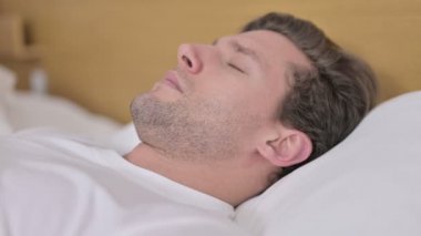 Yatakta Baş Ağrısı Olan Genç Adamın Portresi