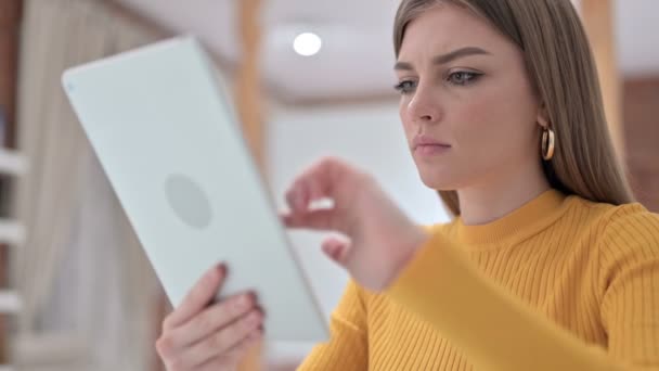 Jovem mulher alegre usando Tablet — Vídeo de Stock