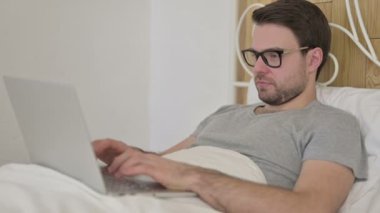 Sakallı Genç Adam Laptop 'ta Yatakta Başarı Kutlaması