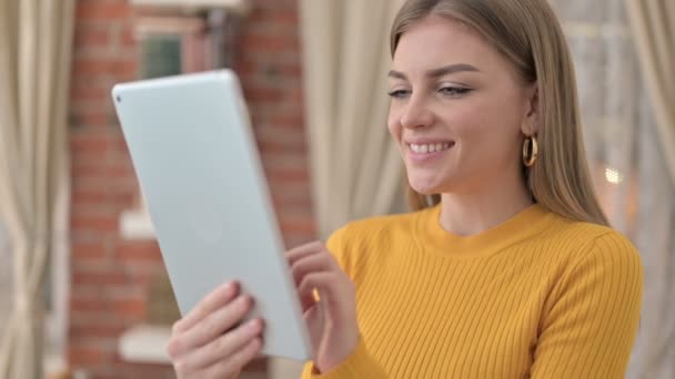 Retrato de Designer Feminino Alegre usando Tablet — Vídeo de Stock