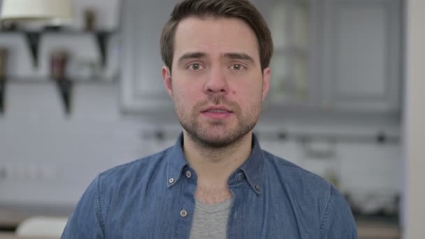 Portret van Upset Beard Young Man krijgen teleurgesteld — Stockvideo