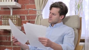 Ofiste Belgeleri Okuyan Genç Adam