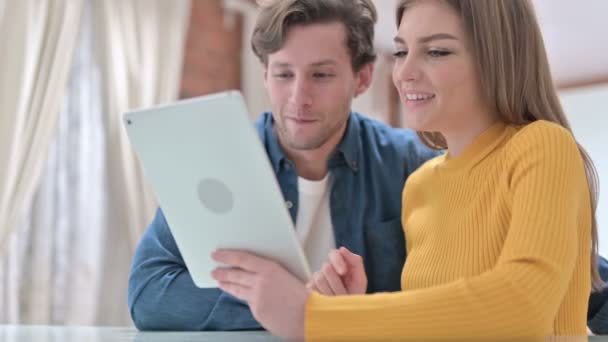 Felices compañeros de oficina haciendo Video Chat en Tablet — Vídeos de Stock