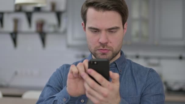 Porträtt av Beard Young Man Misslyckas på smartphone — Stockvideo