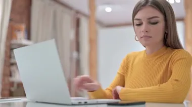Genç bayan doktor ofiste Smartphone ile konuşuyor. 