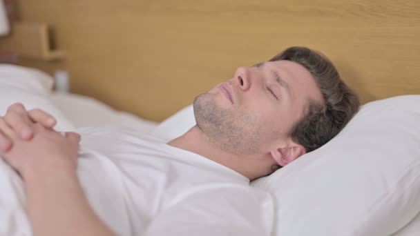 ベッドで眠りから覚ますショックを受けた若い男 — ストック動画