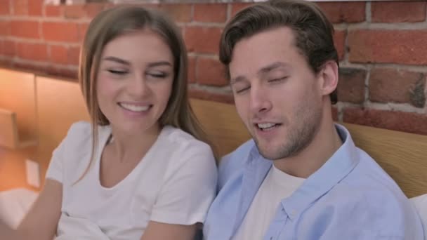 Retrato de pareja joven haciendo video chat en la cama — Vídeos de Stock