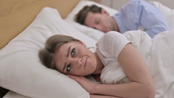 Zdenerwowana młoda kobieta myśląca o rodzinie w łóżku — Wideo stockowe