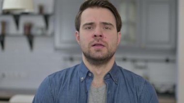 Sakallı Genç Adam 'ın portresi Kamerada üzgün görünüyor