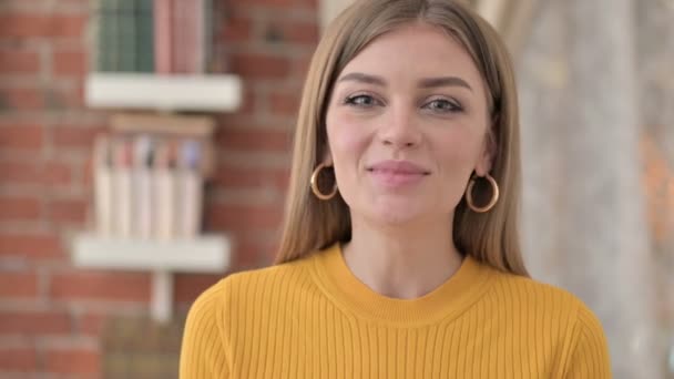비디오 채팅을 하고 있는 행복 한 젊은 여자 의사 진 — 비디오